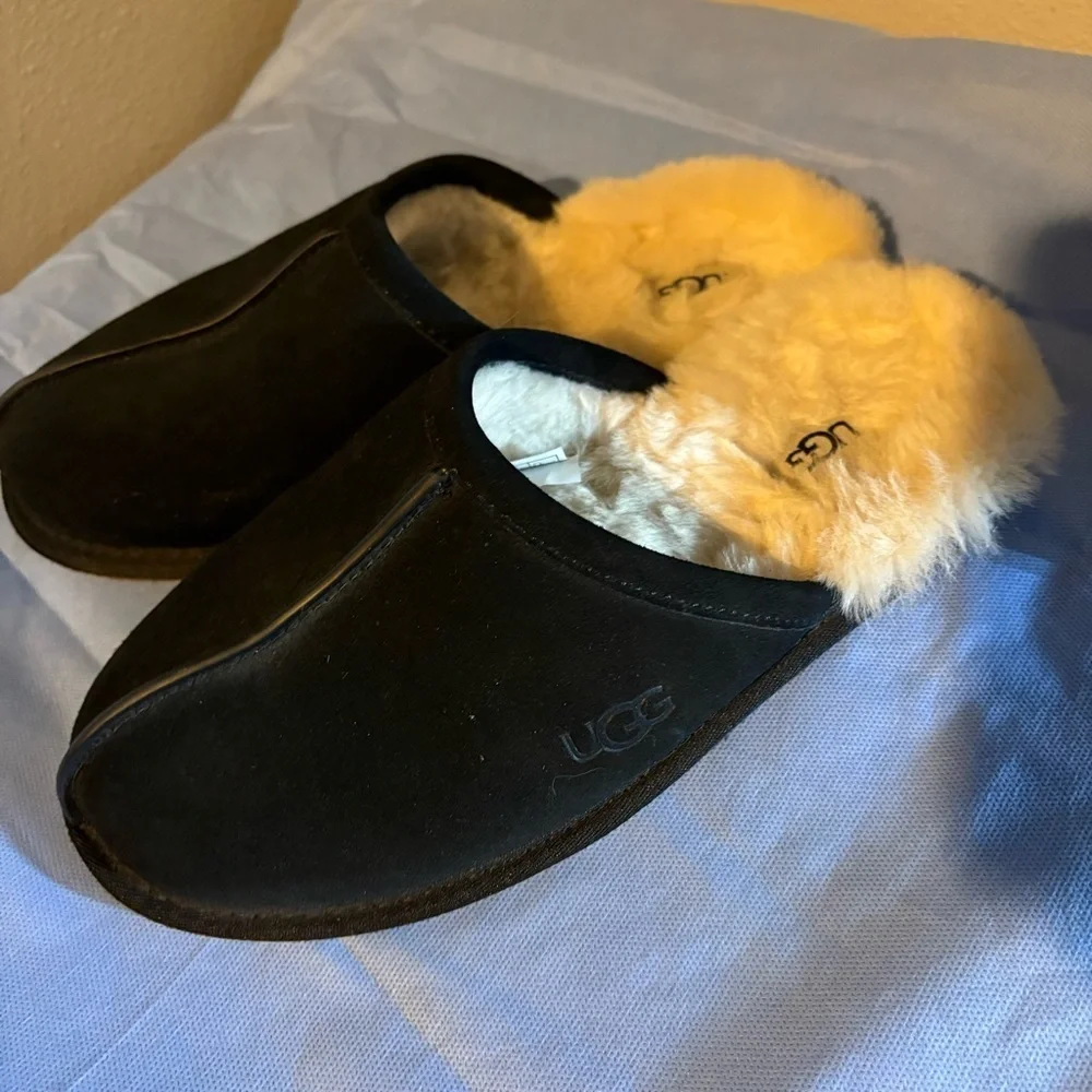 UGG Black and Cream scuff slippers fed  with Sheepskin/wool Lining